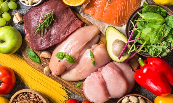Divers produits alimentaires sur une table
