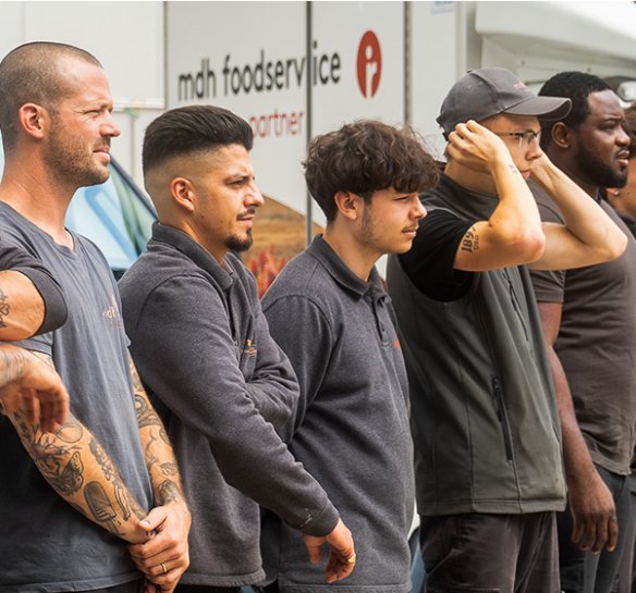 Employés de MDH Foodservice posant ensemble.