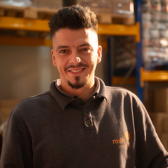 Magasinier souriant dans l’entrepôt
